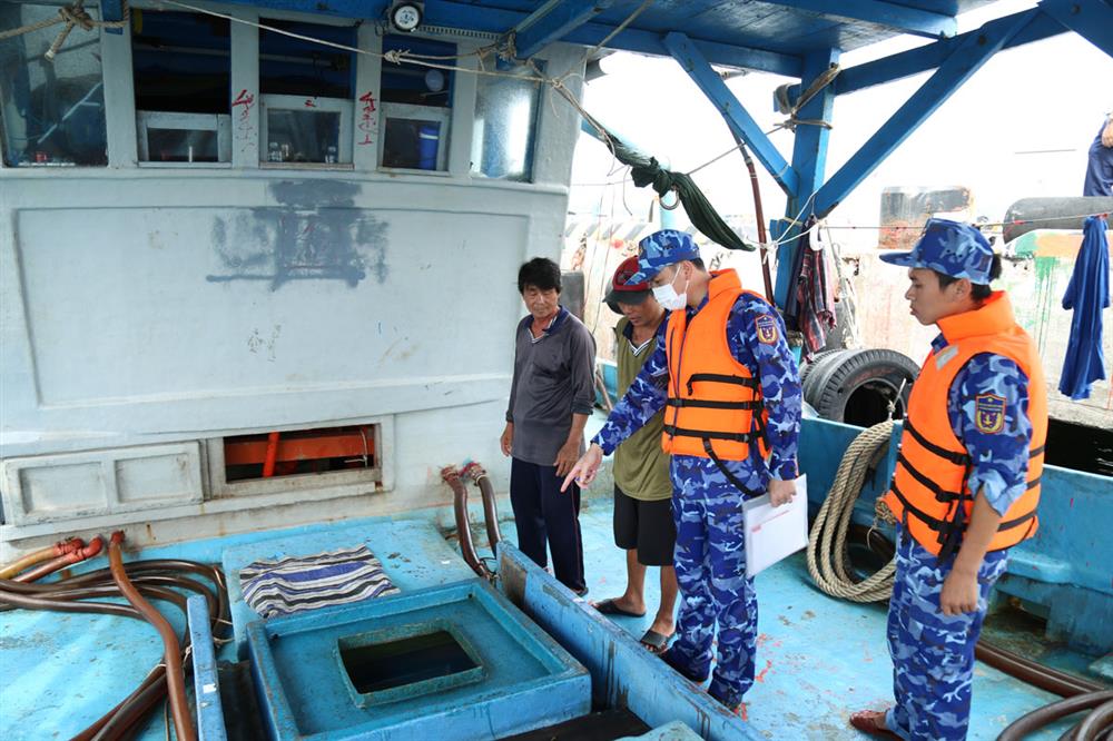 Bắt giữ tàu vận chuyển dầu DO trái phép trên biển